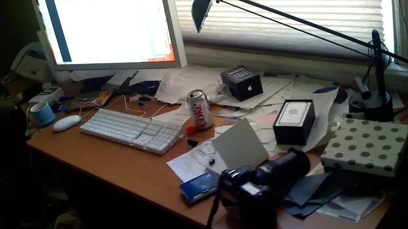 Werkplek met laptop om een energiecontract te vergelijken