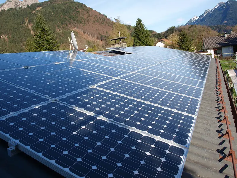 Woning met zonnepanelen op het dak