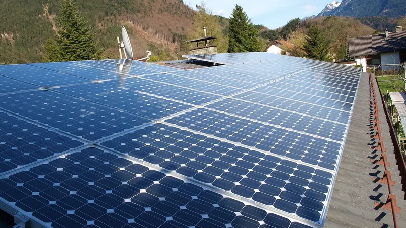 Woning met zonnepanelen op het dak