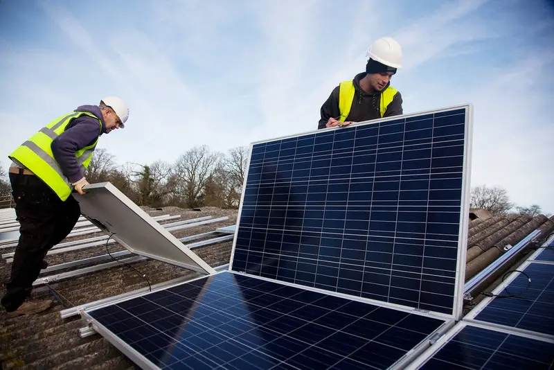 Monteurs die zonnepanelen op een dak installeren