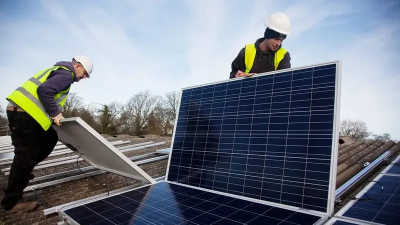 Monteurs die zonnepanelen op een dak installeren