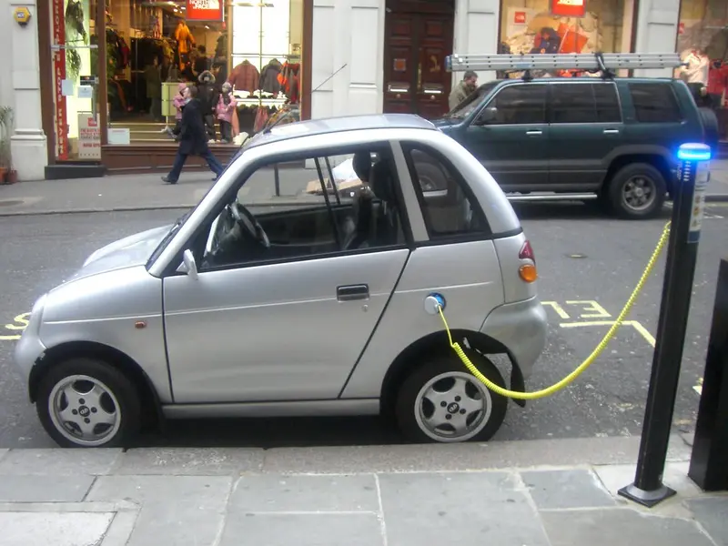 Elektrische auto die thuis wordt opgeladen
