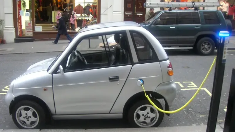 Elektrische auto die thuis wordt opgeladen