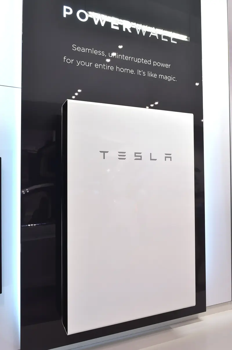 Thuisbatterij aan de muur voor opslag van zonnestroom