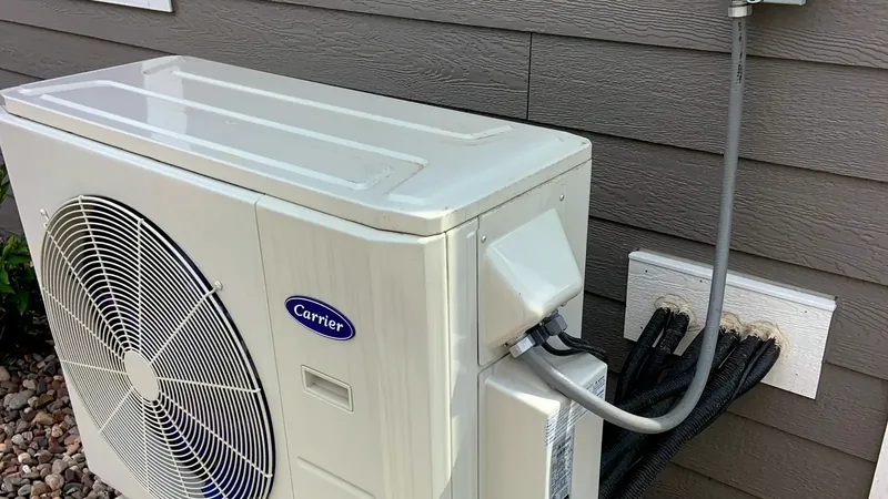 Warmtepomp-buitenunit tegen de gevel van een woning