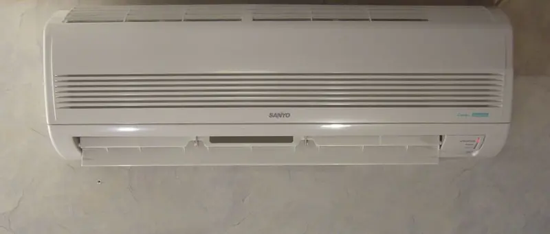 Binnenunit van een warmtepomp/airco aan de wand