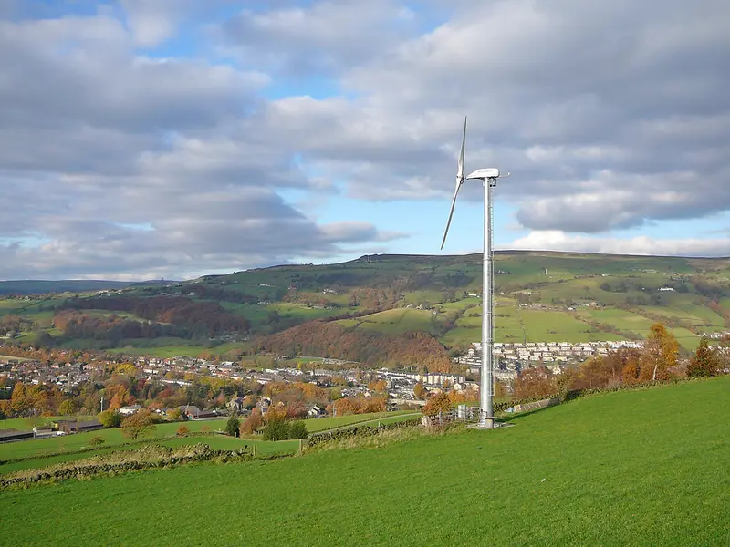 Windturbine in een groen landschap — duurzame energie