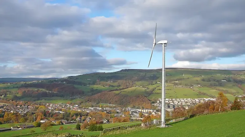 Windturbine in een groen landschap — duurzame energie