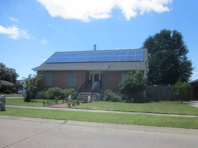 Zonnepanelen op een schuin dak van een woning