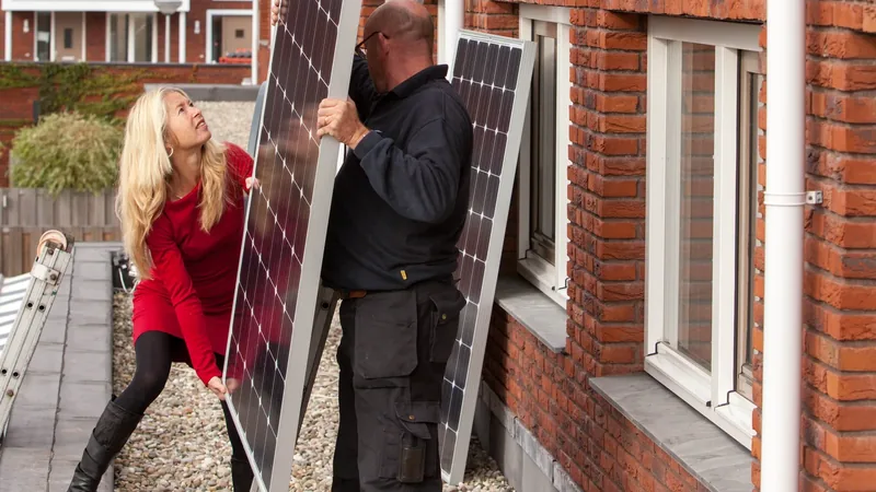 Zonnepanelen worden aangedragen voor installatie op een woning