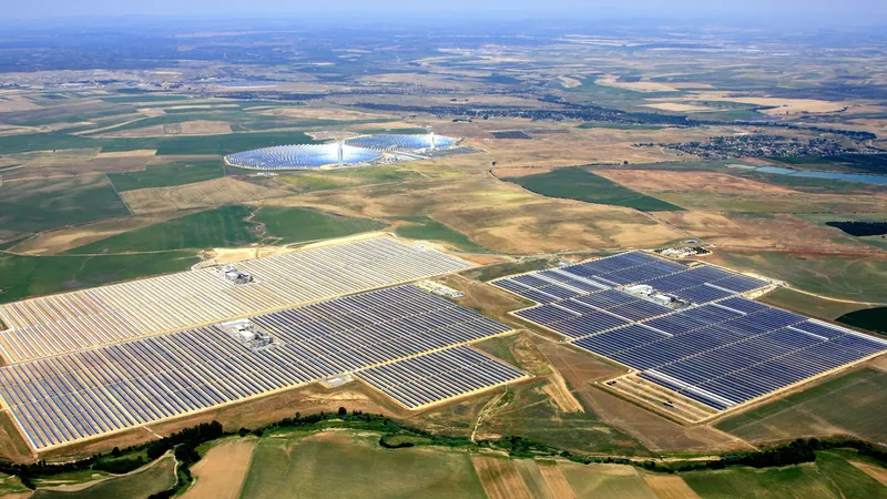 Groot zonnepark met rijen zonnepanelen van bovenaf